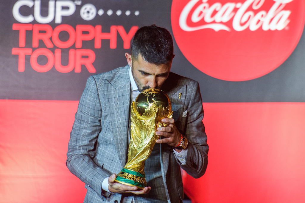 Chiếc cúp vàng World Cup đã cập bến Qatar sau hành trình vòng quanh thế giới