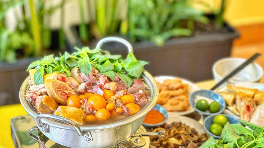 Lẩu gà lá tía tô Da Chiên nổi tiếng với những món ăn chất lượng và công thức chế biến độc đáo.