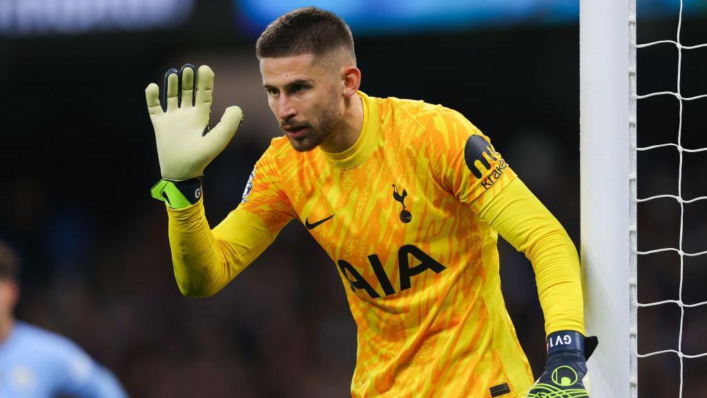 Guglielmo Vicario: Thủ môn của Tottenham sẽ phải nghỉ thi đấu nhiều tháng, huấn luyện viên Ange Postecoglou cho biết - BBC Sport