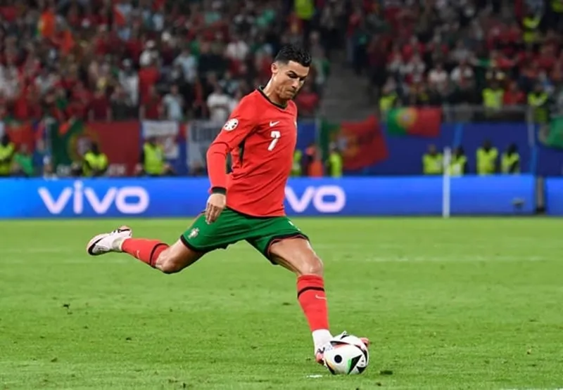 Roberto Martinez: "Ronaldo vẫn là cầu thủ vĩ đại nhất bất kể có vô địch World Cup hay không" | CHUYÊN TRANG THỂ THAO